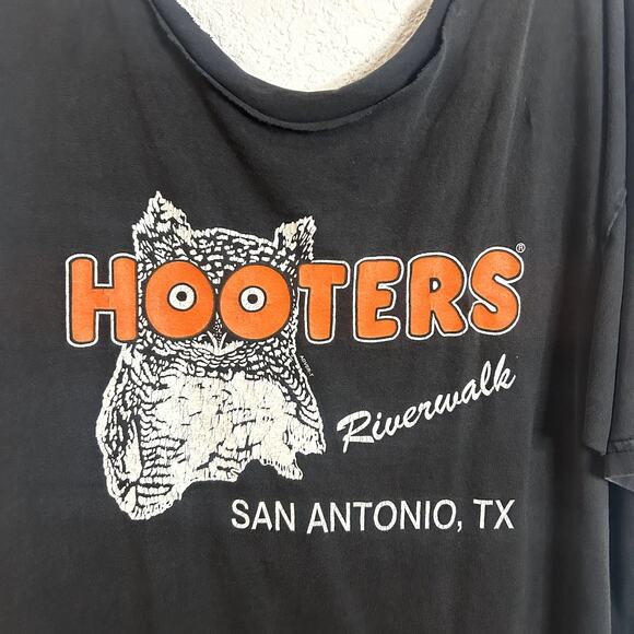 Hooters Distressed Shirt Size XL Black Cut Neck Cracked Logo Own Texas - Picture 4 of 4